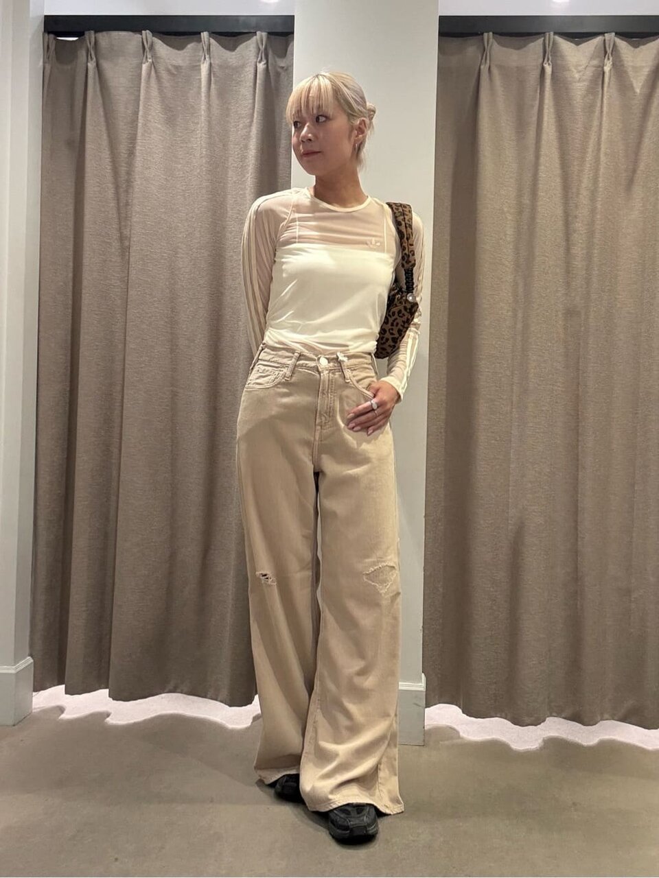 ベージュのデニムパンツをはいた女性