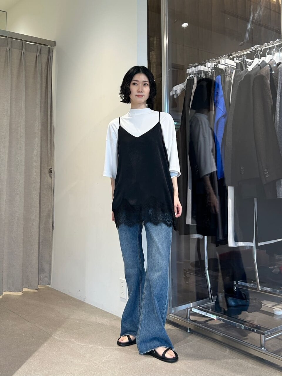 デニムパンツにサンダルをあわせた女性