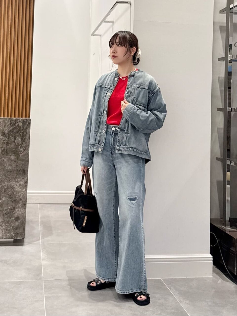 デニムオンデニムコーデをしている女性