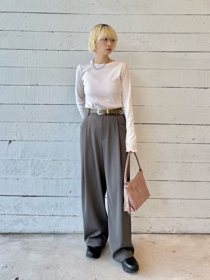 ロングスリーブのトップスを着た女性