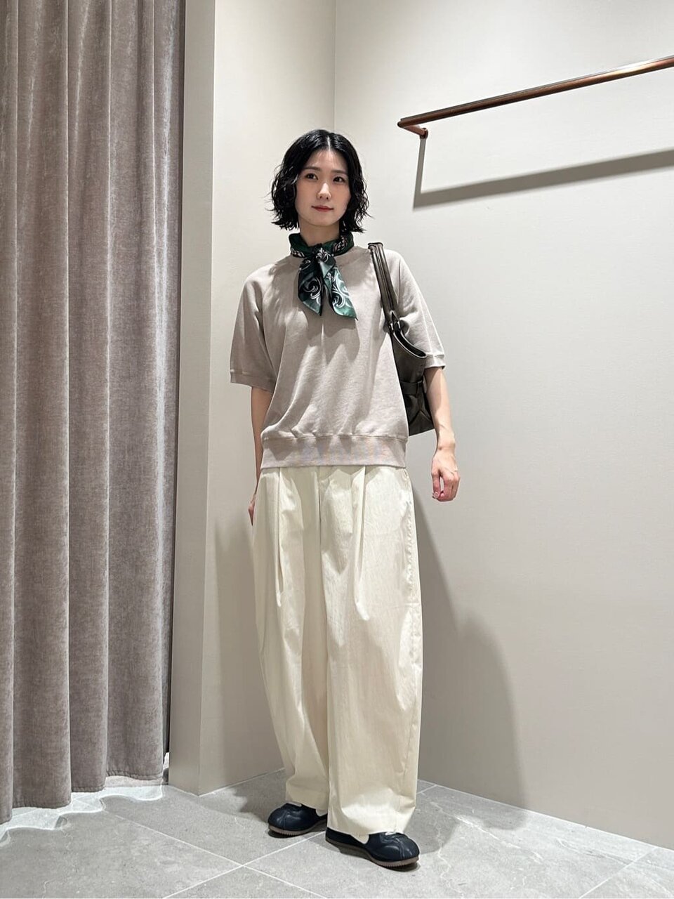 スカーフを巻いた女性