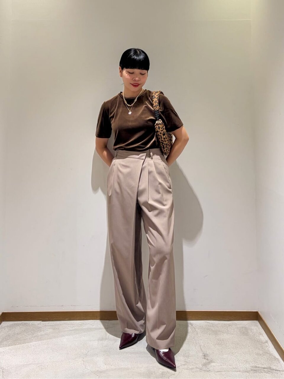 ブラウンのベロアトップスを着た女性