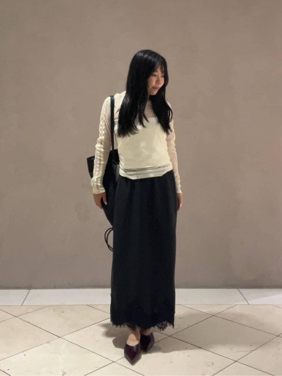 黒のスカートをはいた女性