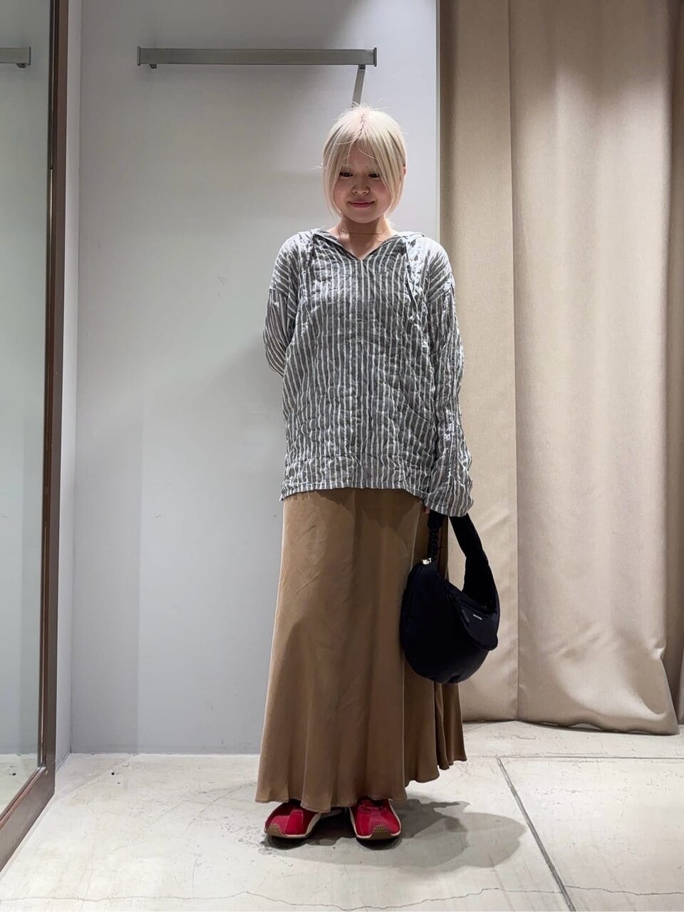 ベージュのスカートをはいた女性