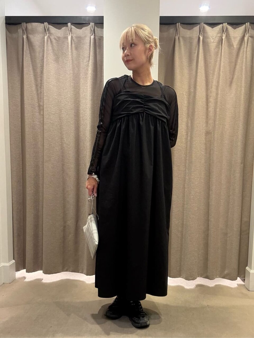 黒のワントーンでまとめた女性