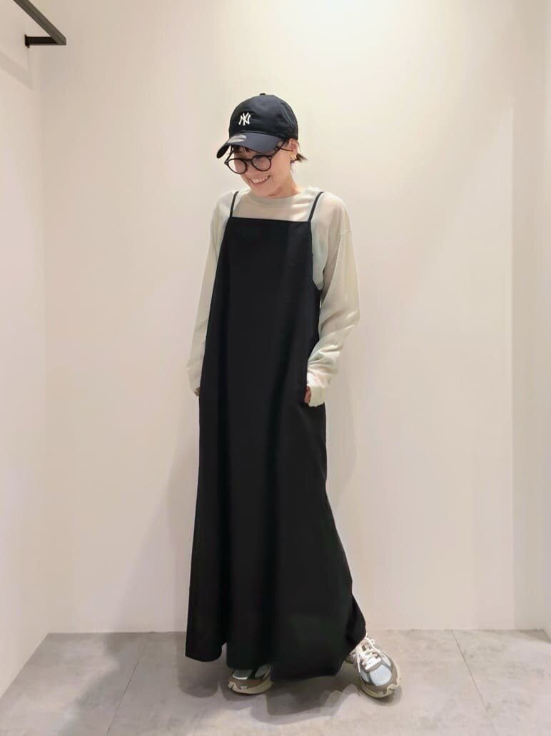キャップをかぶった女性
