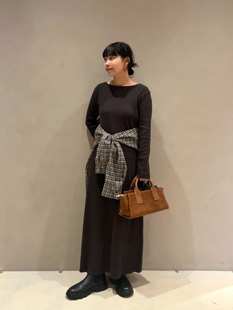 シャツを腰に巻いた女性