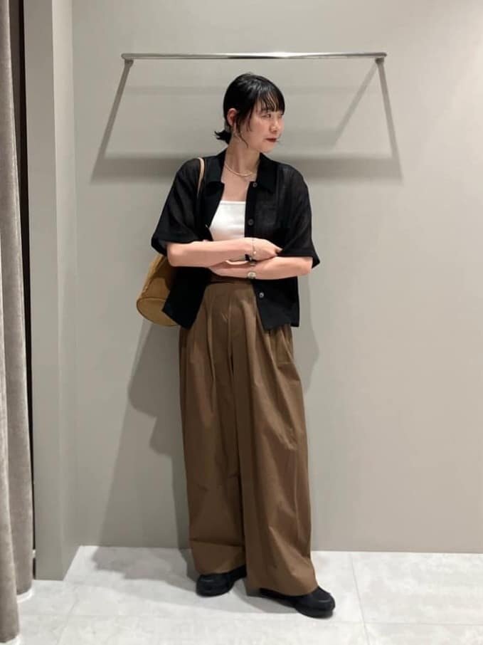 モカカラーのイージーパンツをはいた女性