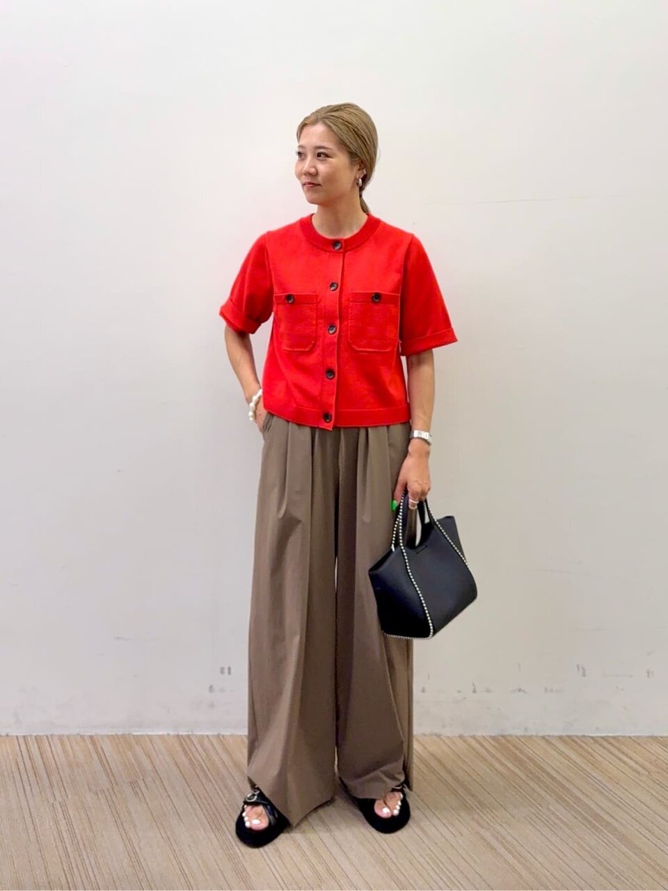 赤のカーディガンを着た女性