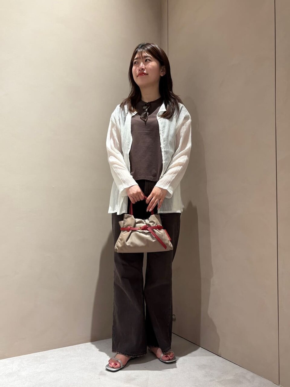 白のカーディガンを着た女性