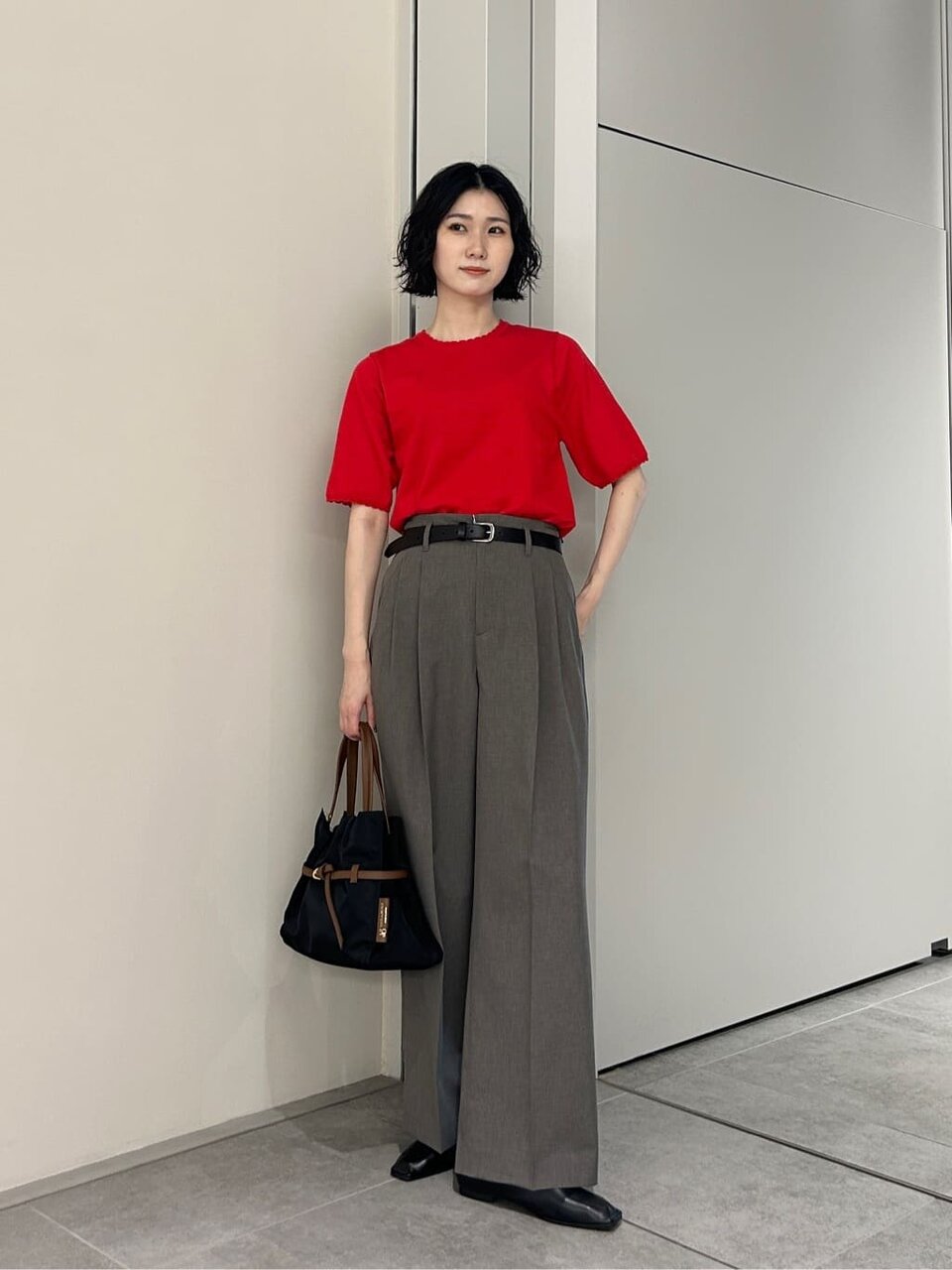 赤のニットを着た女性