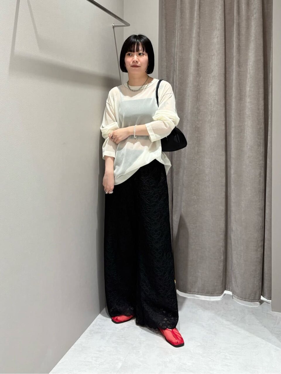 白のシアーニットを着た女性