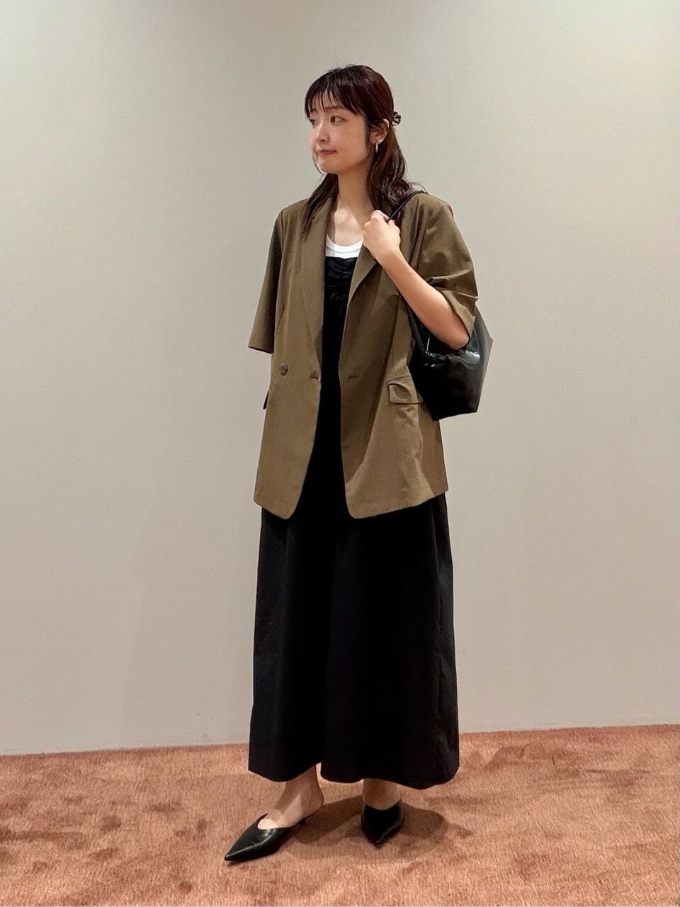 ダークブラウンのジャケットを着た女性