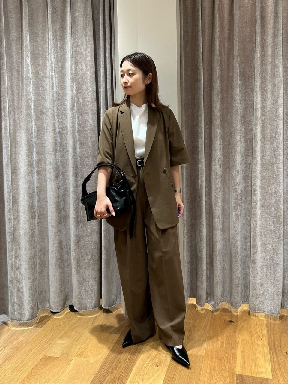 ワントーンコーデをした女性