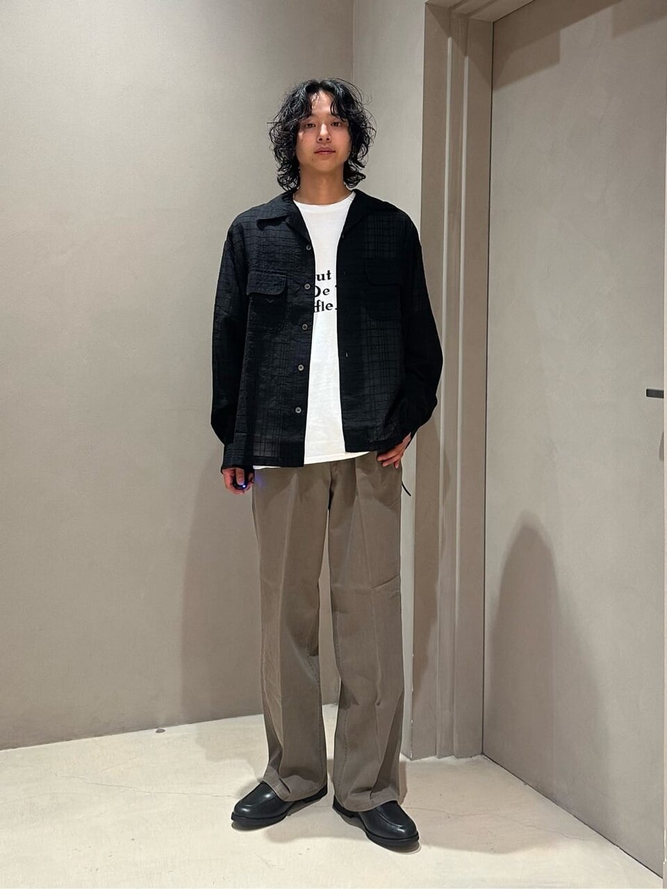 ロングスリーブシャツ×チノパンのコーデ