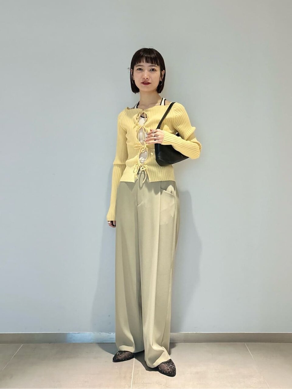 レオパード柄のコートを着た女性