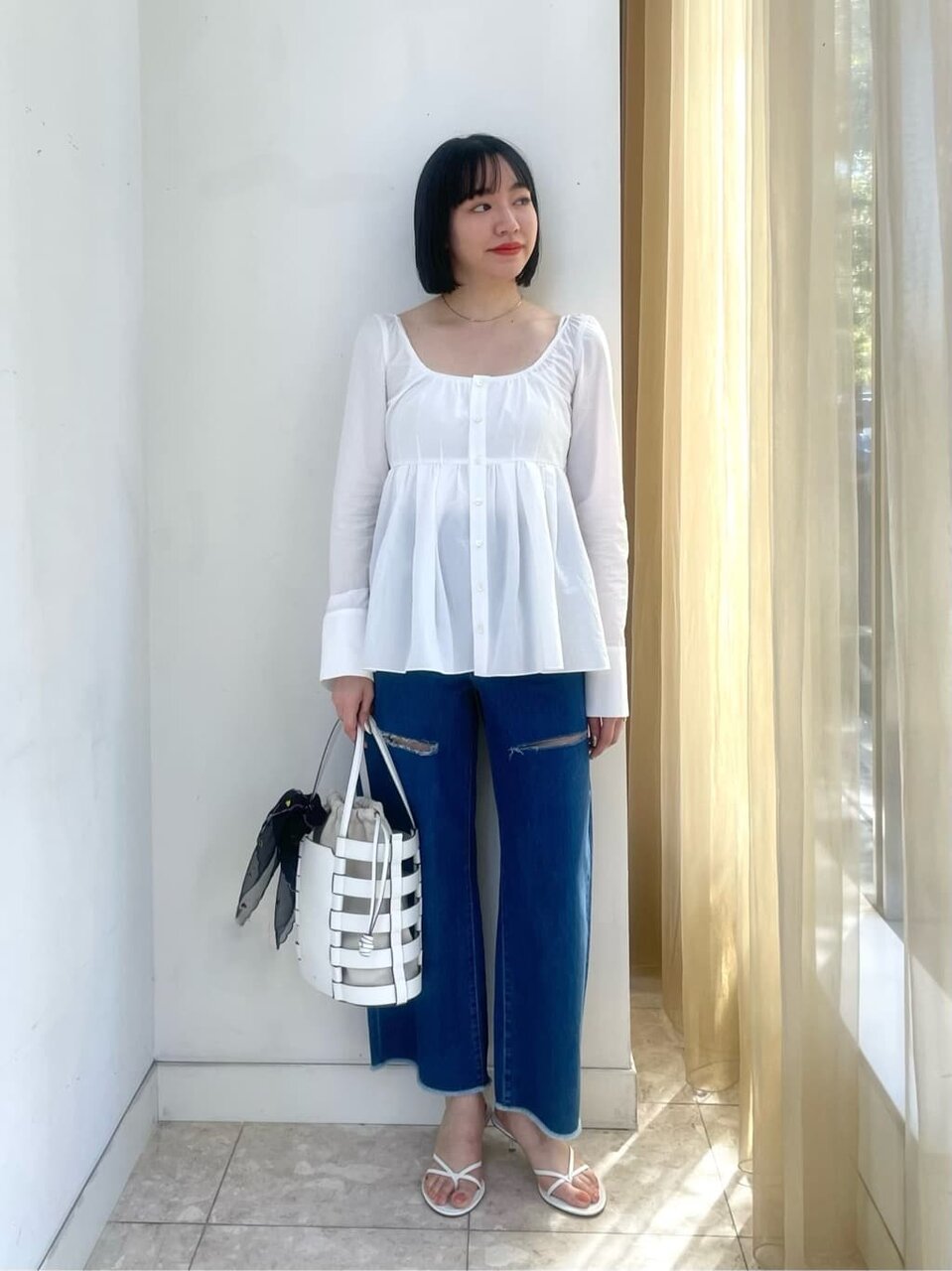 レオパード柄のコートを着た女性