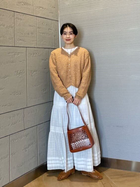 ティアードスカートを着た女性