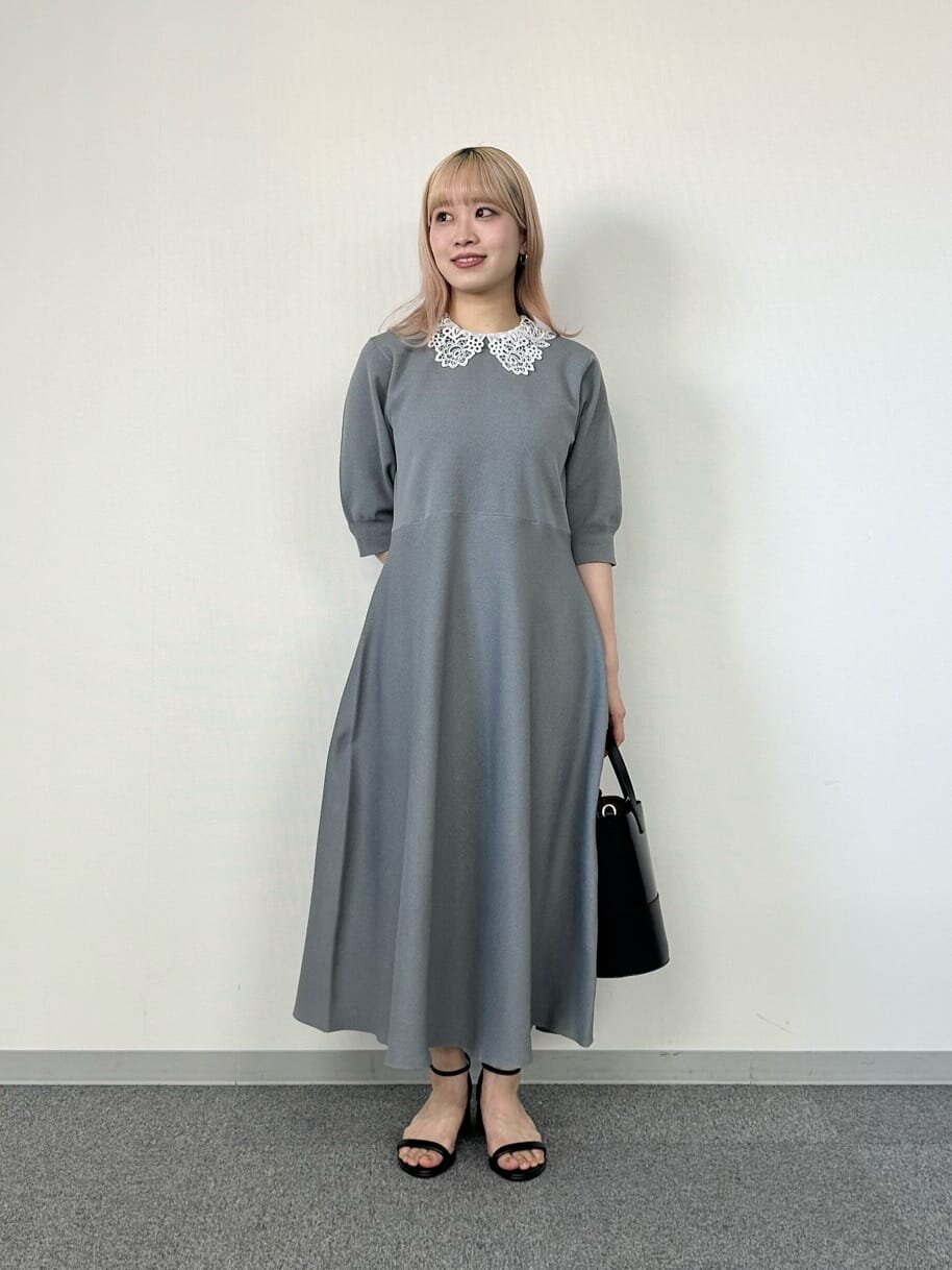 レース襟ワンピースを着た女性
