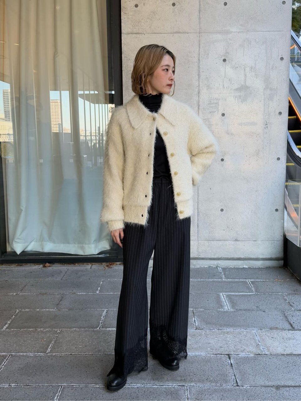 ニットカーディガンを着た女性