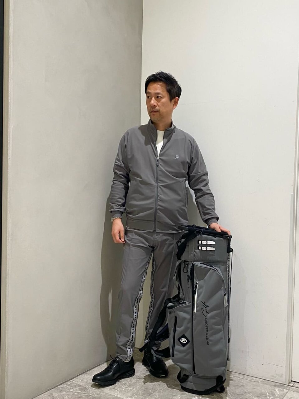 グレーのトラックジャケットを着た男性
