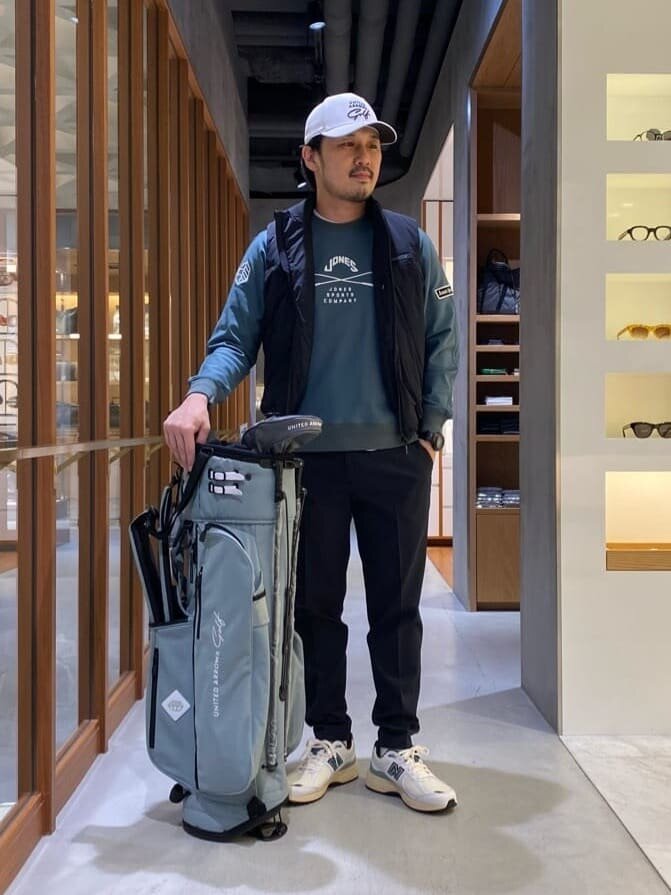 シックなコーディネートを着こなす男性