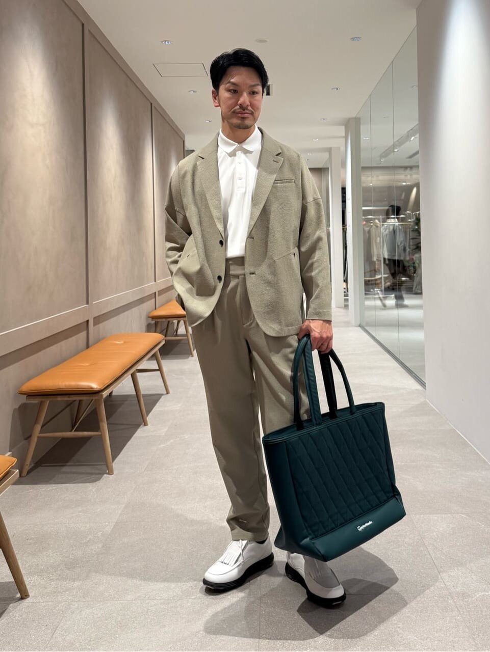 ジャケットセットアップを着た男性