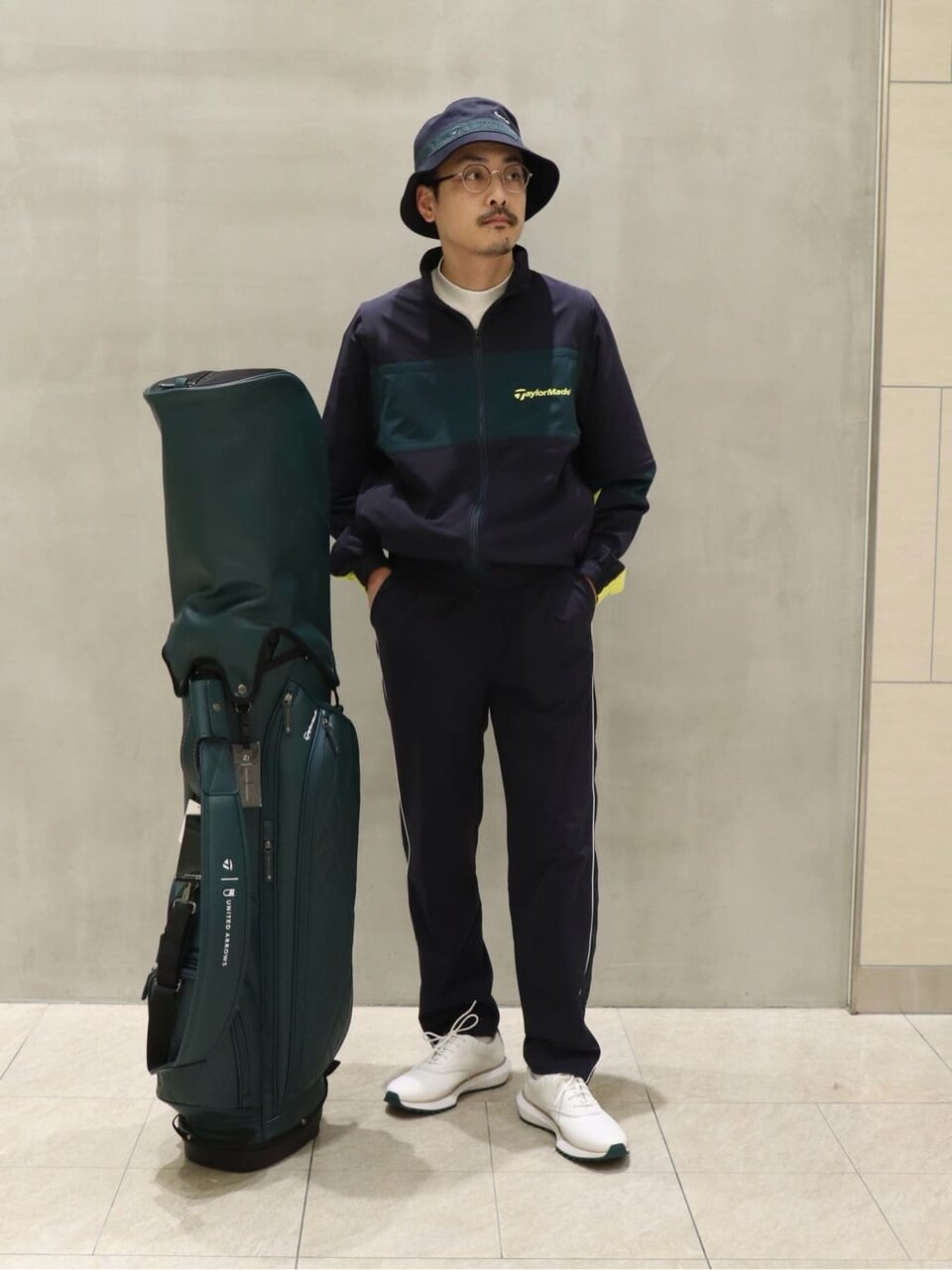 スタンドジップのブルゾンを着た男性