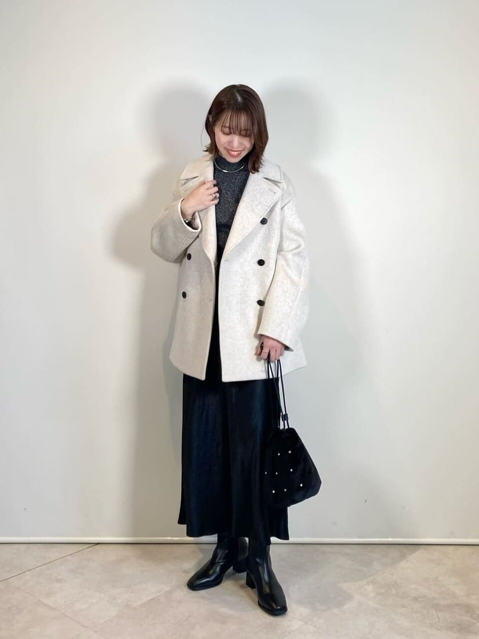 ピーコート×サテンスカートのコーデ