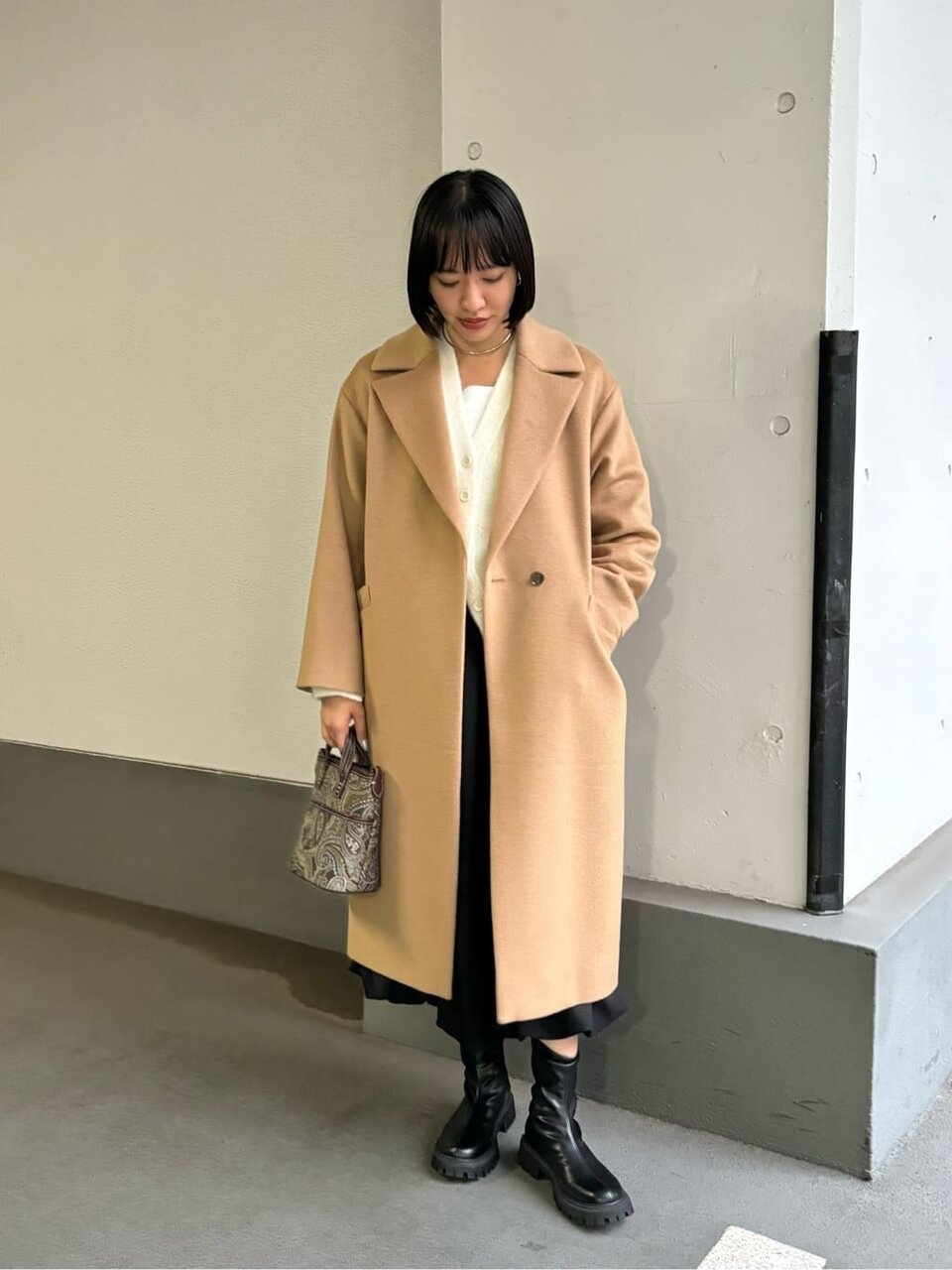 チェスターコート×バルーンスカートを着用した女性