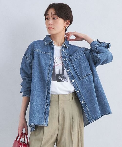 デニムシャツの腕をまくった女性