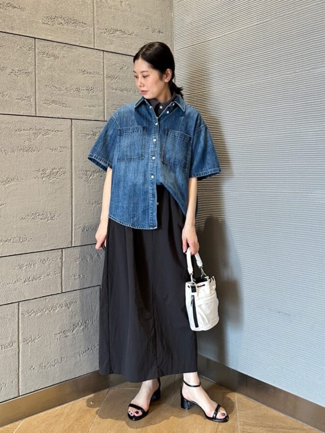 半袖デニムシャツ×バブルスカートのコーデ