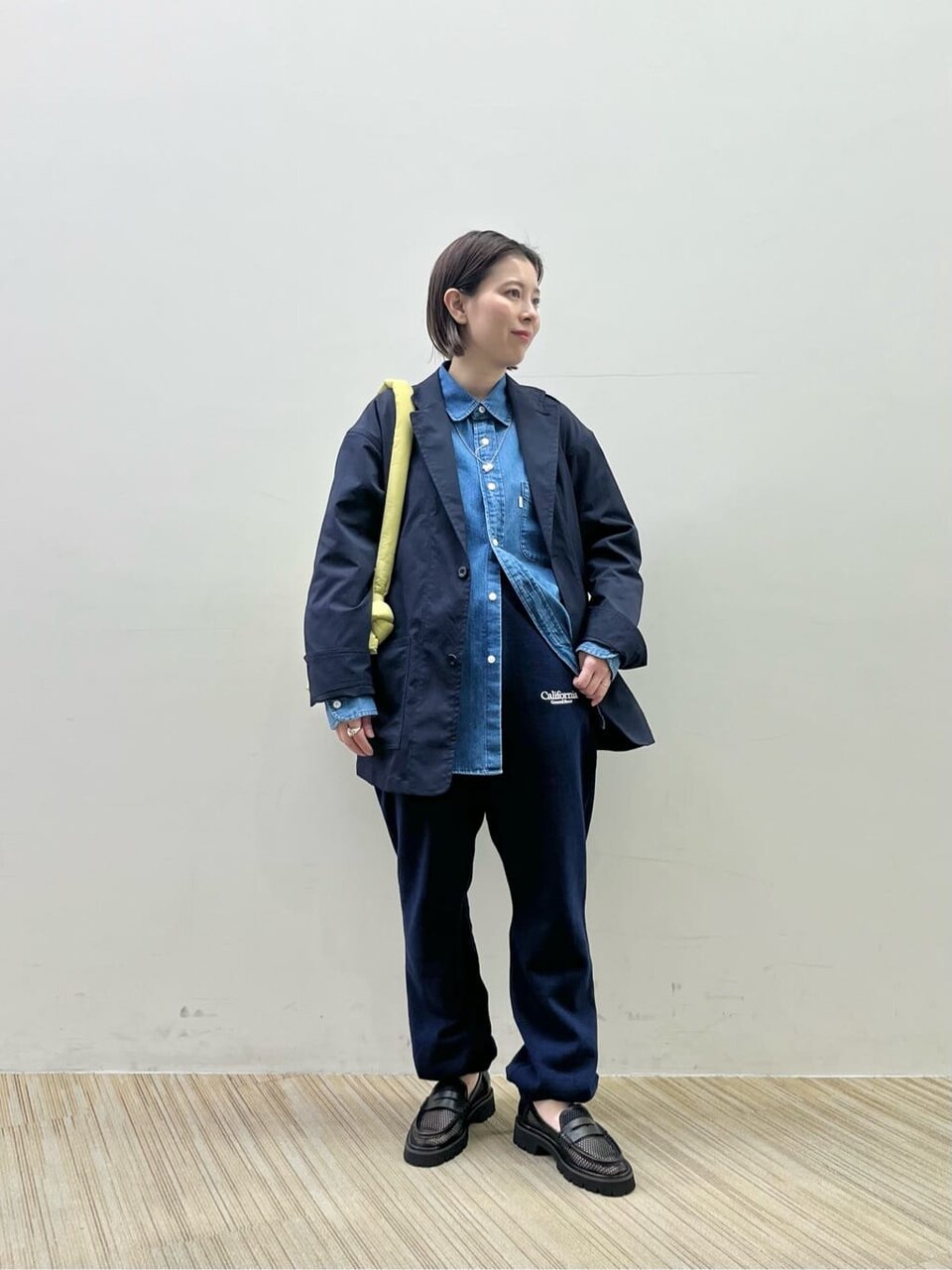 デニムシャツ×ジャケットのコーデ