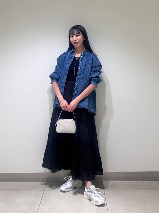 デニムシャツ×ティアードスカートのコーデ