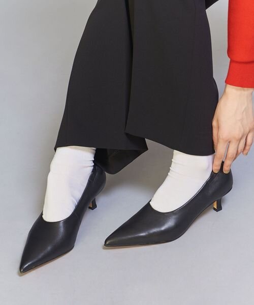 白の靴下と黒のパンプスの組み合わせ