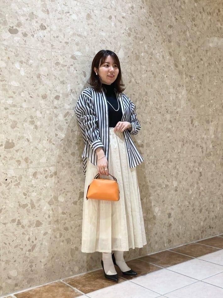 ストライプシャツを着た女性