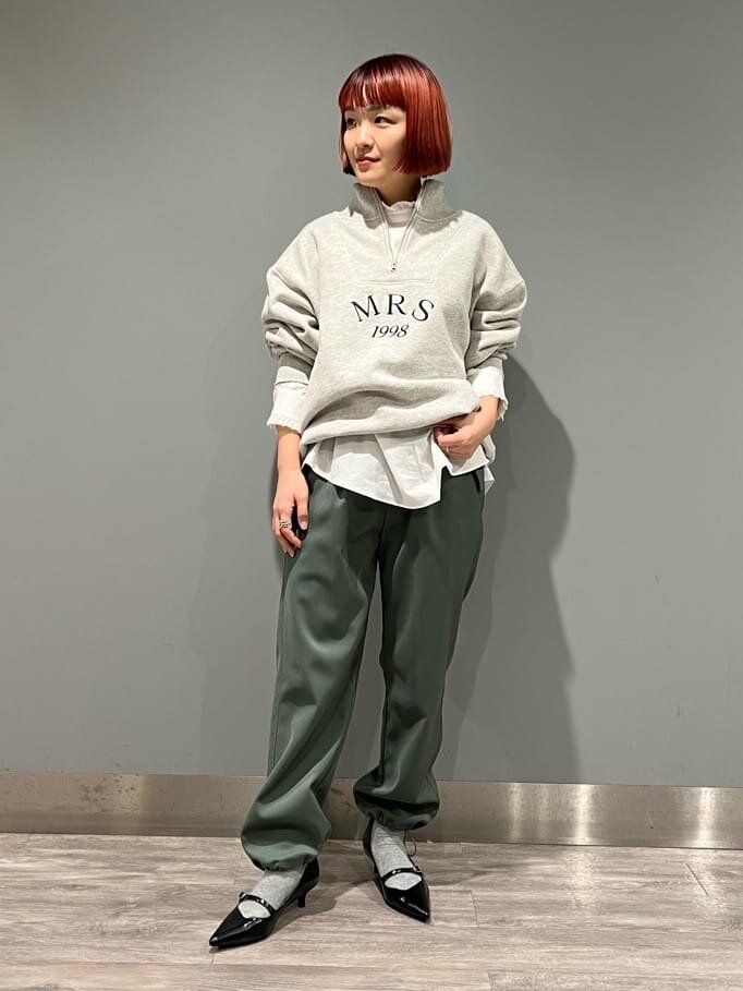 カーキのパンツをはいた女性