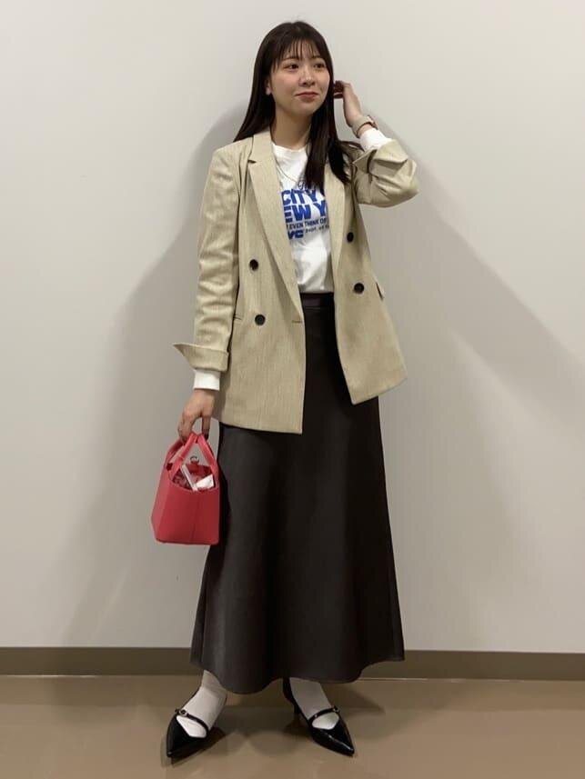 ベージュのジャケットを着た女性