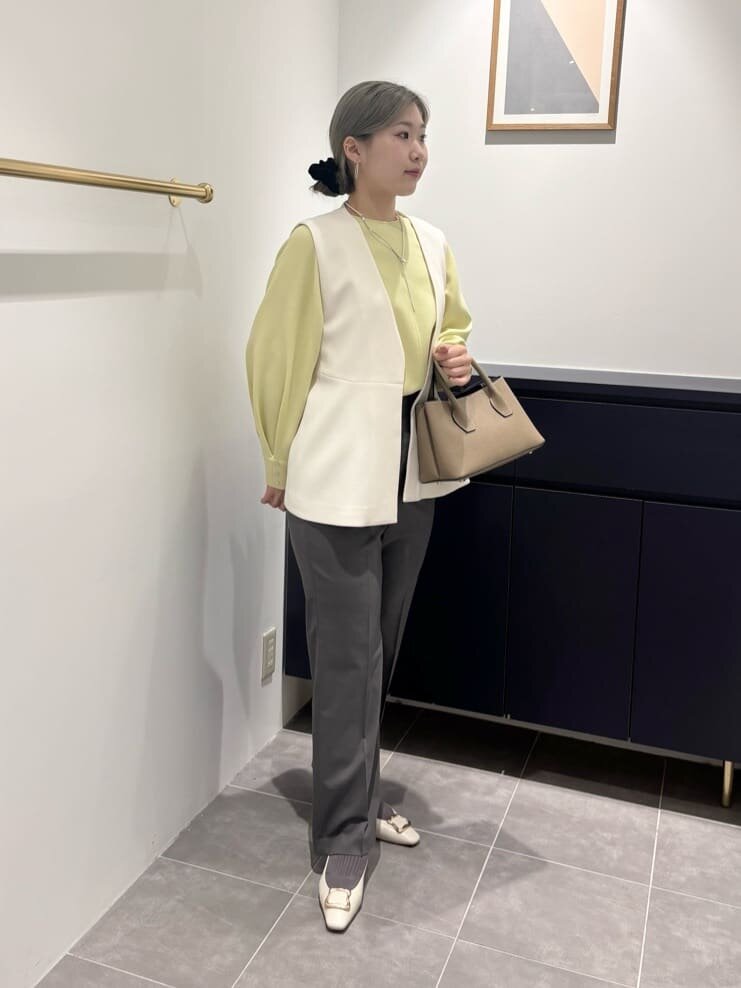 白のパンプス×グレーの靴下×グレーのパンツのコーデ