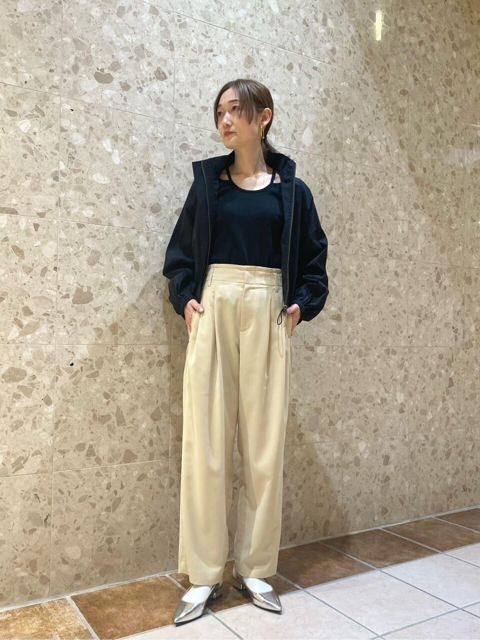 スラックスを穿いた女性
