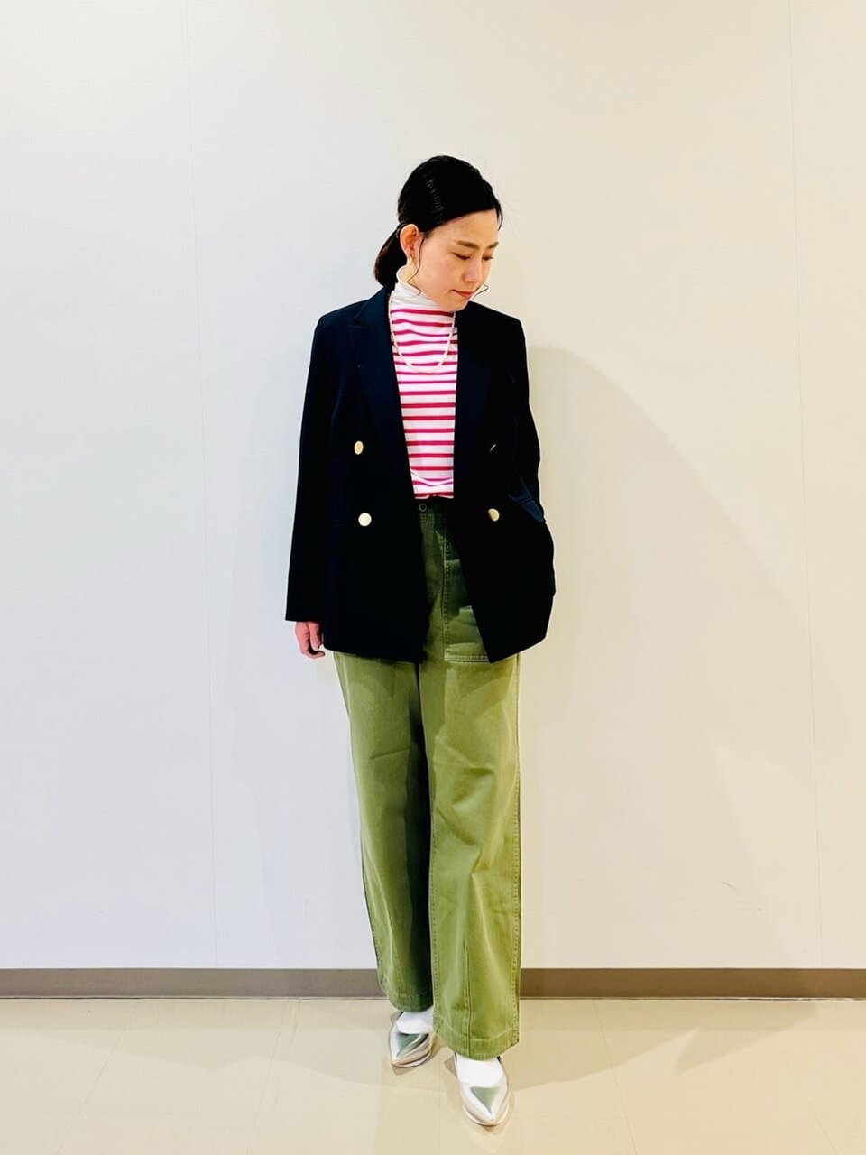 カーキのパンツを穿いた女性