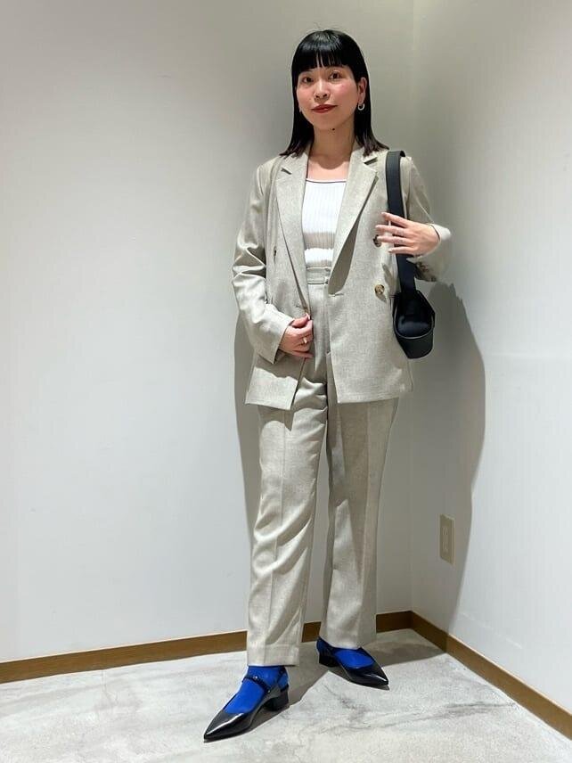 青の靴下を履いた女性