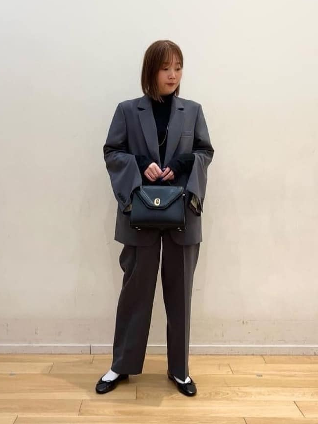 スーツを着た女性