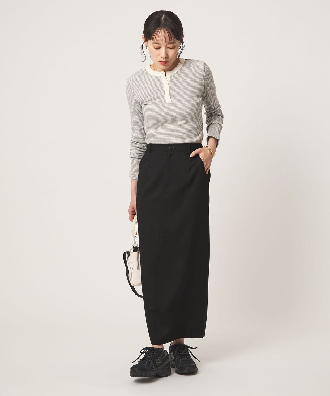 黒のスニーカーを履く女性