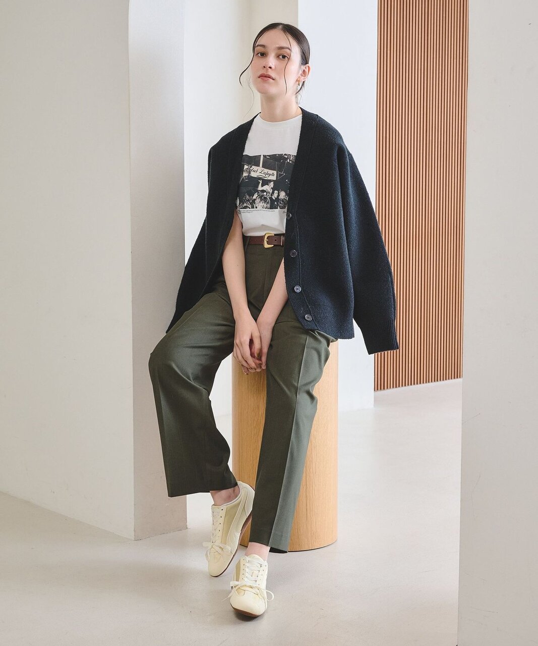 ローカットのスニーカーを履く女性