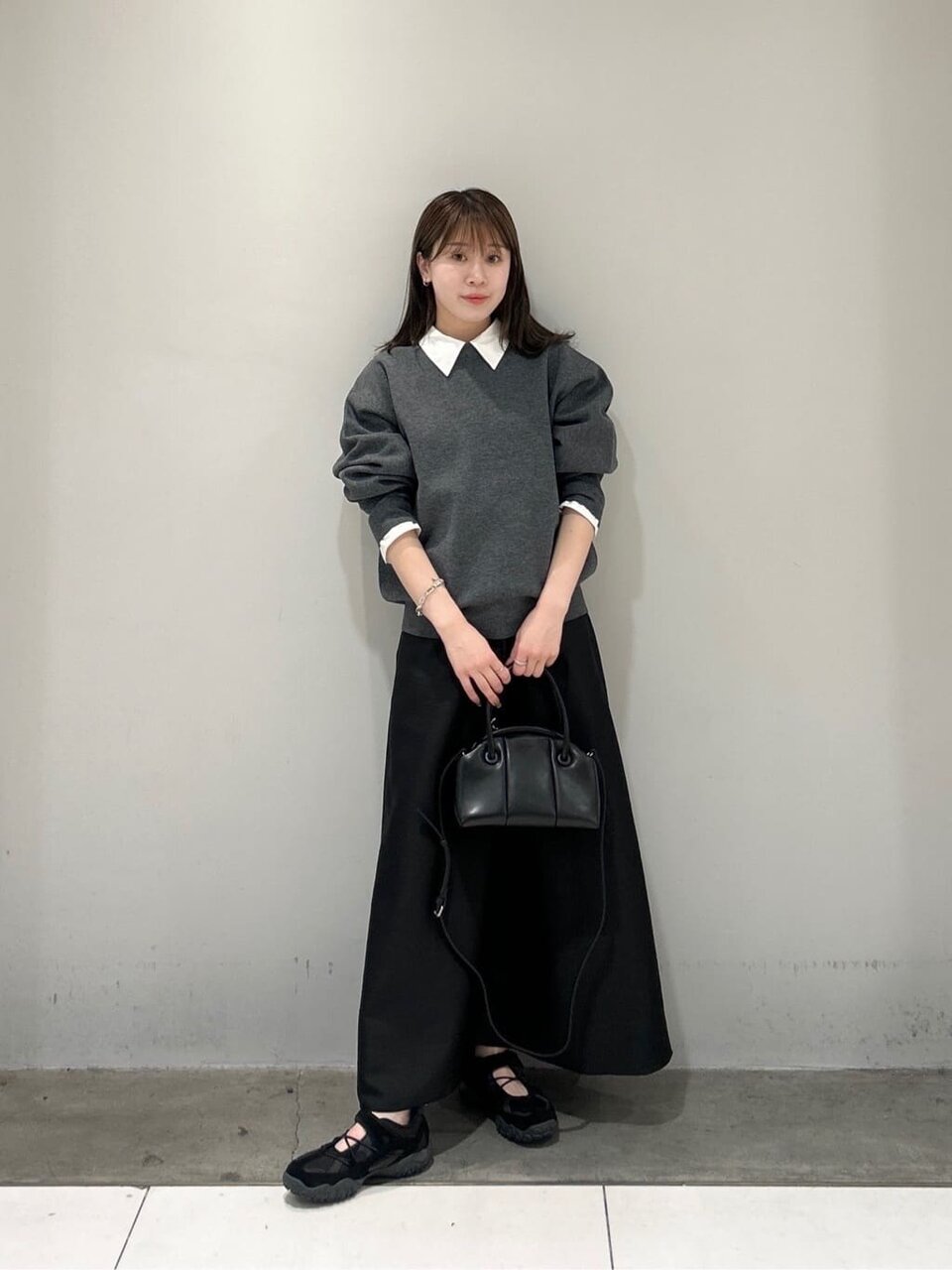 ニットとフレアスカートを着た女性