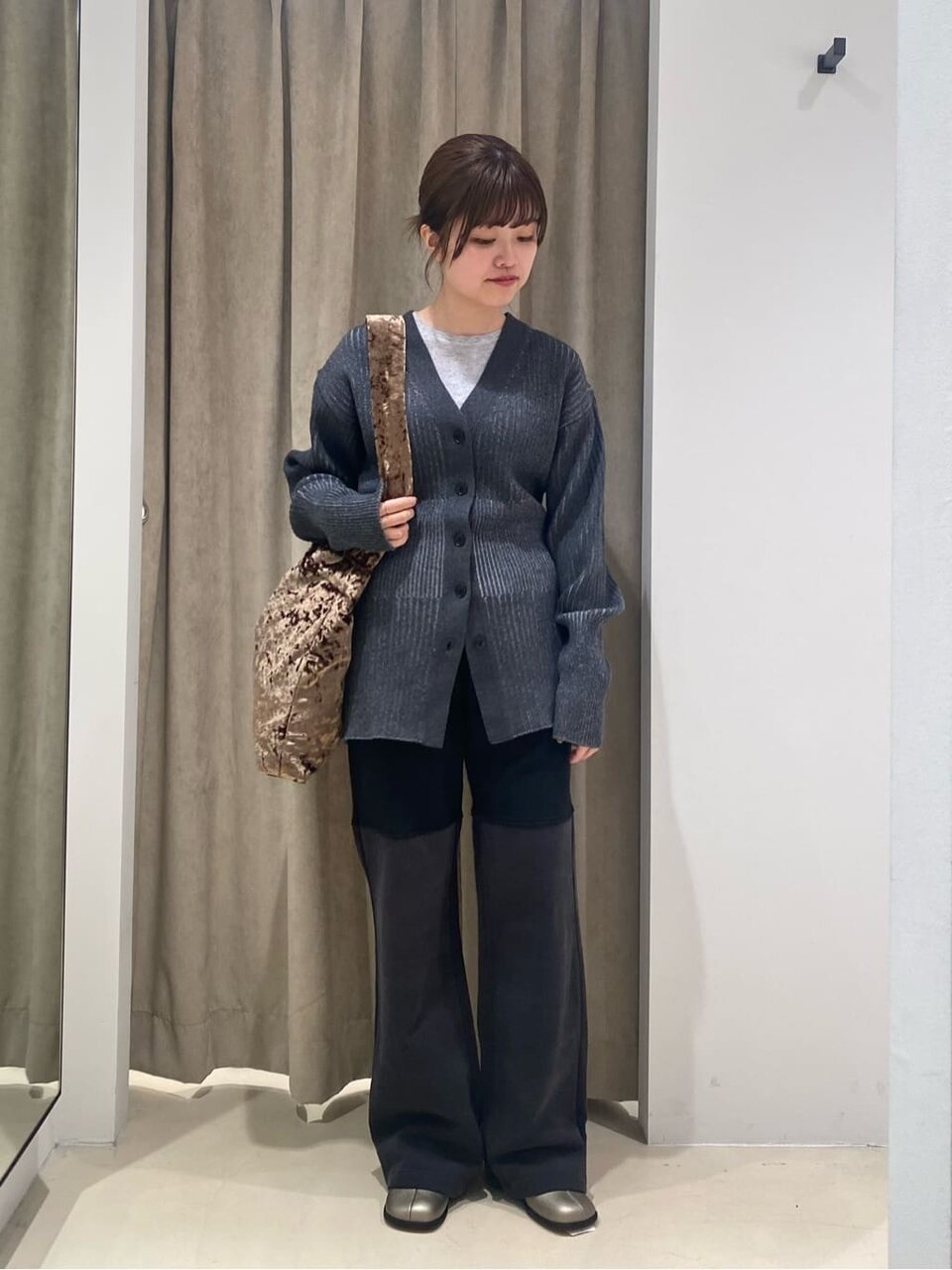 Vネックのリブカーディガン×黒のスウェットパンツのコーデ
