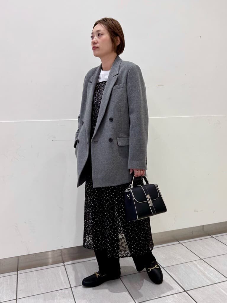 グレーのジャコット×黒のスウェットパンツのコーデ
