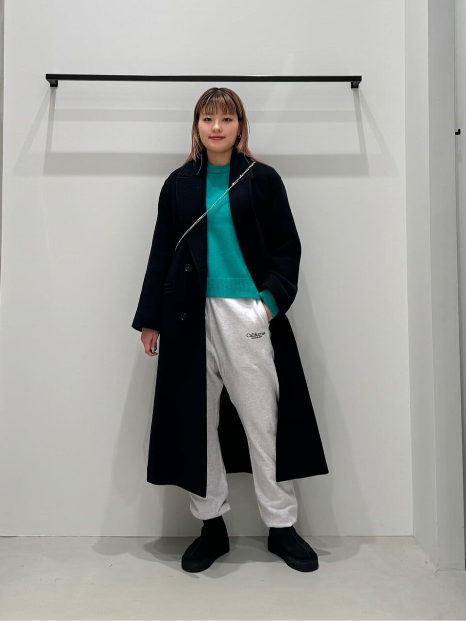 ネイビーのロングコート×ライトグレーのスウェットパンツのコーデ