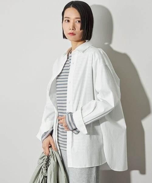 シャツを着用している女性